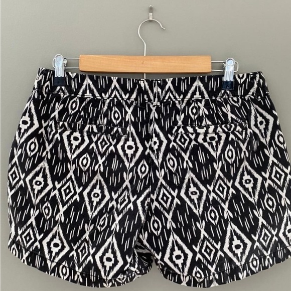 Old Navy Womens Ikat Black White Print Cotton Shorts Size 4 - Picture 3 of 8
